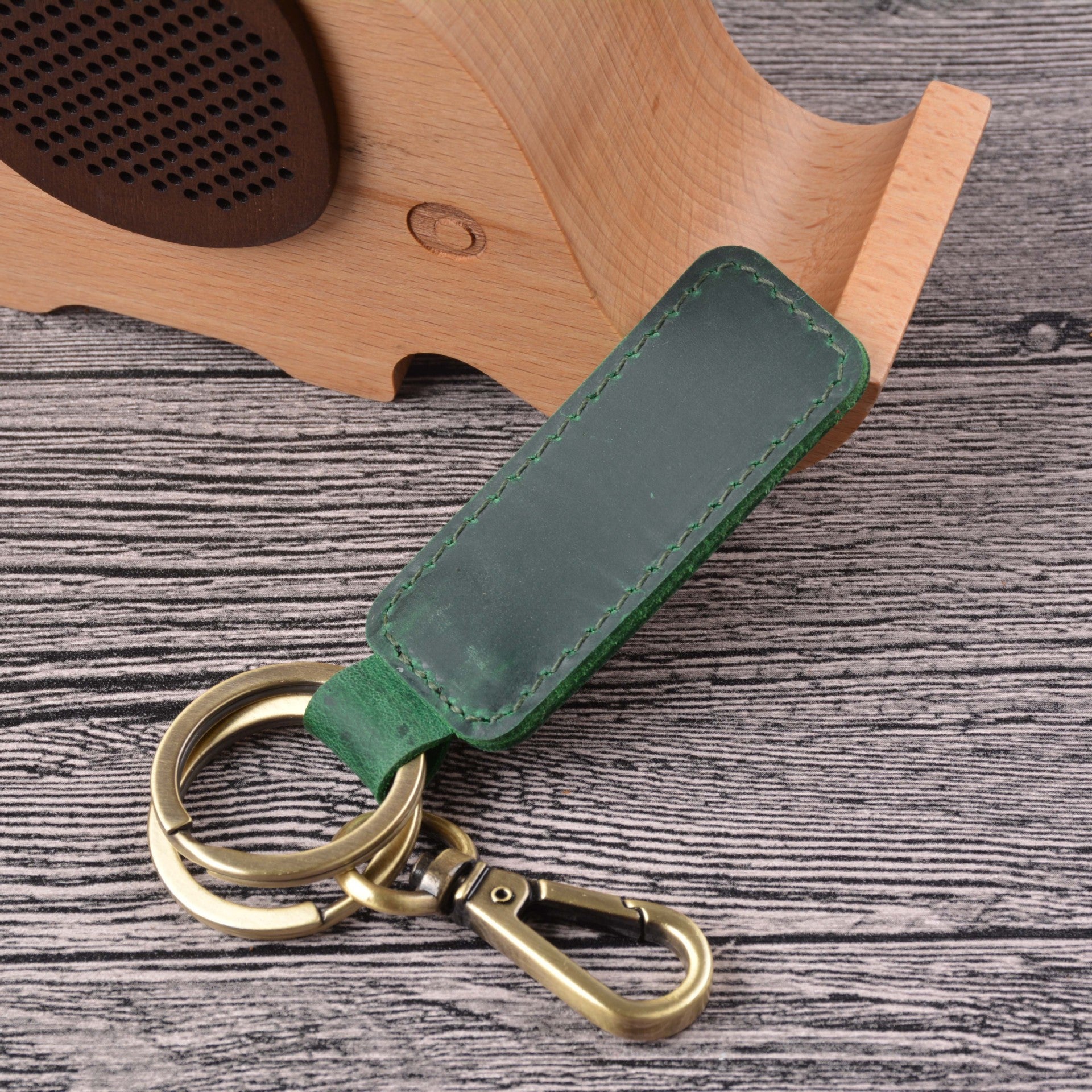 Wholesale Handmade Vintage Cowhide Bronze Car Keychain